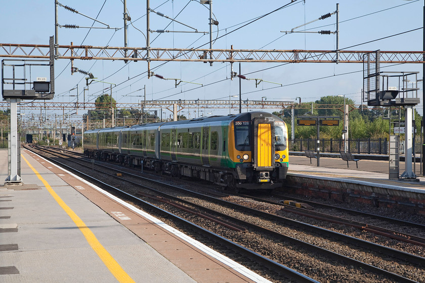 350128, LM 06.49 Crewe-London Euston (2Y00), Northampton station 
 350128 drifts into platform one of Northampton station . After a brief pause, it will then leave with the 06.49 Crewe to Euston. 
 Keywords: 350128 06.49 Crewe-London Euston 2Y00 Northampton station