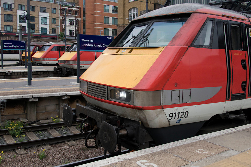 90020, GR 14.06 King`s Cross-Newark Northgate (1B86, 5L), 91127, GR 14.33 King`s Cross-Leeds (1D18, RT), 91117, GR 14.03 King`s Cross-Leeds (1D17, RT) & 91120, GR 13.30 King`s Cross-Edinburgh (1S49, 5L), London King`s Cross station 
 Three class 91s and a single DB class 90 face north at King's Cross station; a scene that has begun to change as the class 800 Azumas have begun to be introduced. This time next year, this picture will be transformed with a line of red and white sloping noses of the new trains. From left to right in this photograph....

90020 'Collingwood' 14.06 King`s Cross-Newark Northgate 1B86
91127 14.33 King`s Cross-Leeds 1D18
91117 'West Riding Limited' 14.03 King`s Cross-Leeds 1D17
91120 13.30 King`s Cross-Edinburgh 1S49 
 Keywords: 90020 14.06 King`s Cross-Newark Northgate 1B86 91127 14.33 King`s Cross-Leeds 1D18 91117 14.03 King`s Cross-Leeds 1D17 91120 13.30 King`s Cross-Edinburgh 1S49 London King`s Cross station