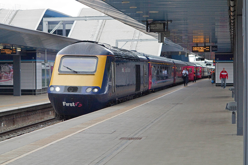 43131, GW 11.55 Cardiff Central-London Paddington (1L54), Reading station 
 The dispatchers are busy readying the 11.55 Cardiff to Paddington 1L54 service to leave Reading's platform 10. The leading power car of this train is 43131 that was late Western Region delivery in 1981 as part of set 253031. 
 Keywords: 43131 11.55 Cardiff Central-London Paddington 1L54 Reading station