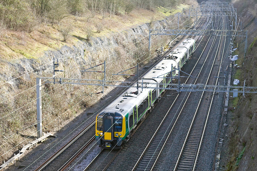 350245, LM 11.54 London Euston-Northampton (2N47), Roade Cutting 
 Just catching the winter light on its roof, 350245 heads north through Roade Cutting forming the 11.54 Euston to Birmingham New Street. 
 Keywords: 350245 11.54 London Euston-Northampton 2N47 Roade Cutting