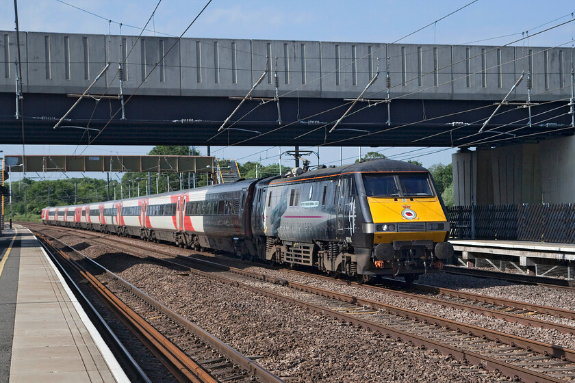 91110, GR 08.33 London King's Cross-Leeds (1D06, RT), Arlesey station 
 91110 'Battle of Britain Memorial Flight' flies through (excusing the pun!) Arlesey station leading the 08.33 King's Cross to Leeds 1D06 LNER service. Having been in service on the ECML for over thirty years now these fast and powerful locomotives have certainly earned their place on the list of historic motive power to work the line along with HSTs, Deltics and A4s, now, where's my tin hat! This IC225 set will be in service for a short while yet to support the squadron service Azumas introduced two years ago. 
 Keywords: 91110 08.33 London King's Cross-Leeds 1D06 Arlesey station LNER IC 225 Battle of Britain Memorial Flight