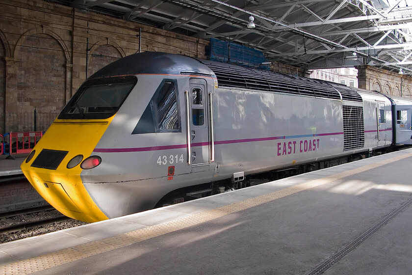 43314, GR 14.52 Aberdeen-London King's Cross, Edinburgh Waverley station 
 HST power car 43314 catches some evening sunshine as it pauses at Edinburgh Waverley station. It is at the rear of the 14.52 Aberdeen to King's Cross service that will reach London in about five hours. 
 Keywords: 43314 14.52 Aberdeen-London King's Cross Edinburgh Waverley station East Coast HST