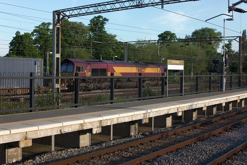 66127, 01.28 London Gateway-Trafford Park (4L56), Northampton station 
 In the early morning light 66127 passes through Northampton station with the overnight 4L56 01.28 London Gateway to Trafford Park Freightliner. The picture is taken from one of Northampton's newly refurbished north facing bay platforms. 
 Keywords: 66127 01.28 London Gateway-Trafford Park 4L56 Northampton station