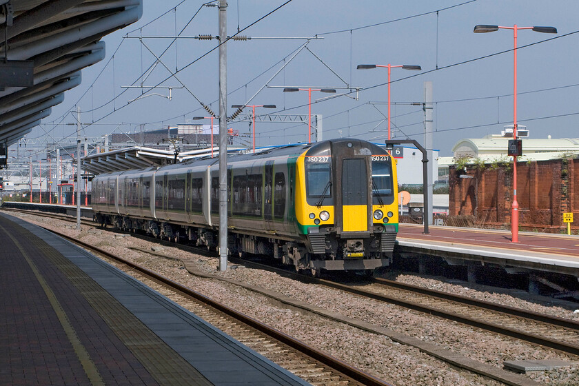 350237, LM 09.54 Birmingham New Street-London Euston, Rugby station 
 With the milepost to the extreme right indicating eighty-two and a half miles (from London) 350237 leaves Rugby station working the London Midland 09.54 Birmingham to Euston service. At this time in the morning, photography at Rugby station is a tricky proposition on sunny days due to its orientation as illustrated in this particular image. 
 Keywords: 350237 09.54 Birmingham New Street-London Euston Rugby station