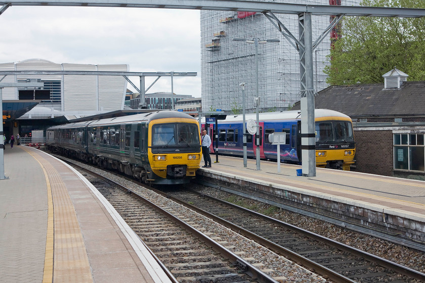 165208, GW 14.08 Reading-Basingstoke (2J39) & 165107, GW 14.13 Reading-Newbury (2K82), Reading station 
 There are three down facing bay platforms at Reading, numbered one to three. They are used for the local services to Newbury, Bedwyn, Basingstoke, as well as for reversals of the Crosscountry workings. Two Great Western 'Turbos' wait in contrasting liveries. To the left is 168208 that will depart with the 14.08 to Basingstoke whilst, to the right, 165107 will leave just after it with the 14.13 to Newbury. 
 Keywords: 165208 14.08 Reading-Basingstoke 2J39 165107 14.13 Reading-Newbury 2K82 Reading station