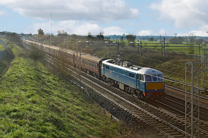 86259, outward leg of The Winter Cumbrian Coast Express, London Euston-Carlisle (1Z86), Castlethorpe SP800440 (Courtesy of Andy) 
 86259 'Les Ross/Peter Pan' heads north past Castlethorpe just north of Wolverton with the 1Z86 The Winter Cumbrian Coast Express from Euston to Carlisle. This picture has been given to me by Andy as I left my memory card at home; thanks mate! 
 Keywords: 86259 The Winter Cumbrian Coast Express, London Euston-Carlisle (1Z86), Castlethorpe SP800440