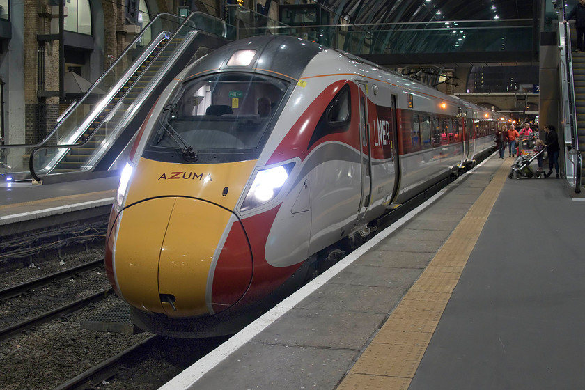 800201, GR 17.22 London King`s Cross-Hull (1H10, 3L), London King`s Cross station 
 Looking very smart in its shiny new paintwork, Azuma 800201 will soon be leaving with the 17.22 to Hull. Along with Hull Trains' new 'Paragon' 800s passengers to North Humberside suddenly can travel in thoroughly modern trains that I hope that they appreciate even though the seating on offer is not the most comfortable! 
 Keywords: 800201 17.22 London King`s Cross-Hull 1H10 London King`s Cross station