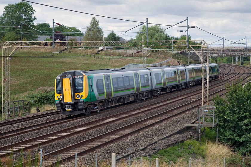 350101, LN 10.02 Crewe-London Euston (1U26, 19L), Old Linslade 
 350101 makes its way past Old Linslade on the up fast working the 10.02 Crewe to London Euston. This service arrived some 19 minutes late into London but this was a pretty good recovery considering it was 52 minutes late into Stoke-on-Trent nearer the start of its journey! 
 Keywords: 350101 1U26 Old Linslade