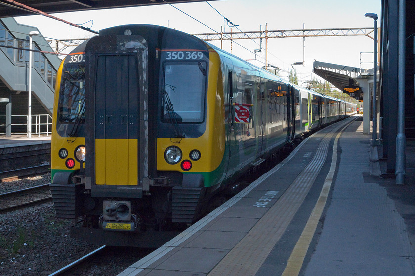 350369 LN 08.33 Birmingham New Street-London Euston (1W06, 1L), Northampton Station 
 A record shot of our train to London. 350369 waits, having been joined by a stalemate, at Northampton forming the 08.33 Birmingham New Street to London Euston. As is usual with our jaunts to London, we arrived on-time into London. 
 Keywords: 350369 1W06 Northampton Station