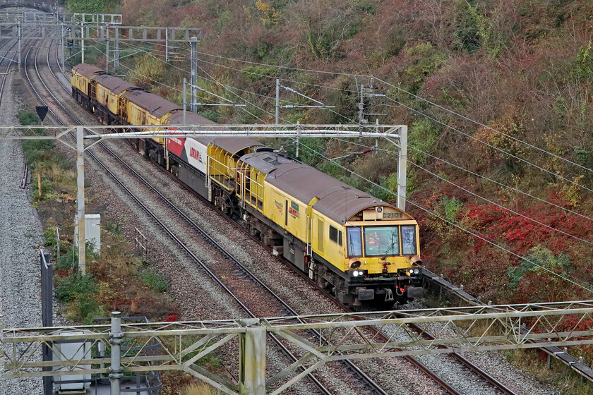 DR79231, 08.50 Ryecroft Junction-Bletchley CE Sidings (6Z08, 25E), A508 bridge 
 I am aware that track machines, in all their various guises, are designed to fulfil a purpose but the track grinding machines really are the oddest and uggliest design of all! Loram's DR79231 'Pete Erwin' lead set C21-01 through Roade cutting about to pass under the A508 bridge as the 6Z08 08.50 Ryecroft Junction to Bletchley CE Sidings move. The autumn colours are really superb this year as seen on the embankment in this scene. 
 Keywords: DR79231 08.50 Ryecroft Junction-Bletchley CE Sidings 6Z08 A508 bridge