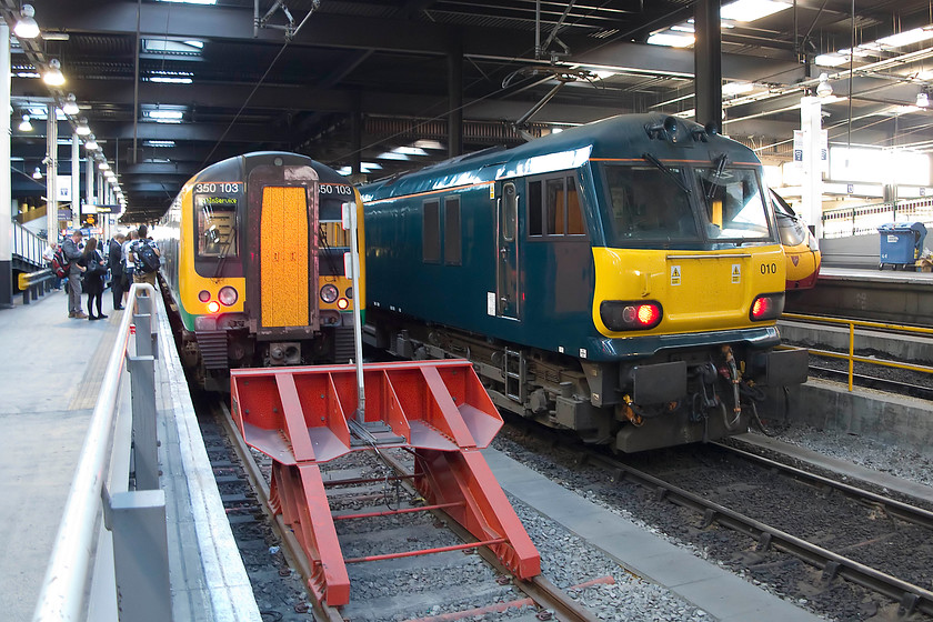 350103, LM 19.13 London Euston-Birmingham New Street (1Y75, 7L) & 92010, CS LE, London Euston station 
 Passengers wait to board London Midland's 350103 that will work the 19.13 to Birmingham New Street. Next to it at Euston station, is 92010 that arrived and departed as a mysterious light engine movement. 
 Keywords: 350103 1Y75 92010 London Euston station