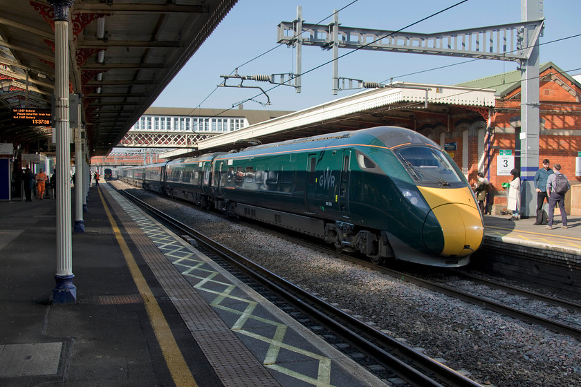 800309, GW 11.01 Oxford-London Paddington (1P24, 1E), Slough station 
 800309 arrives at Slough working the 11.01 Oxford to Paddington 'fast' service. Even though it was a fine and unseasonably warm day, the shadows are still long and proved troublesome shrouding a number of the trains that I photographed in deep shadows. 
 Keywords: 800309 11.01 Oxford-London Paddington 1P24 Slough station