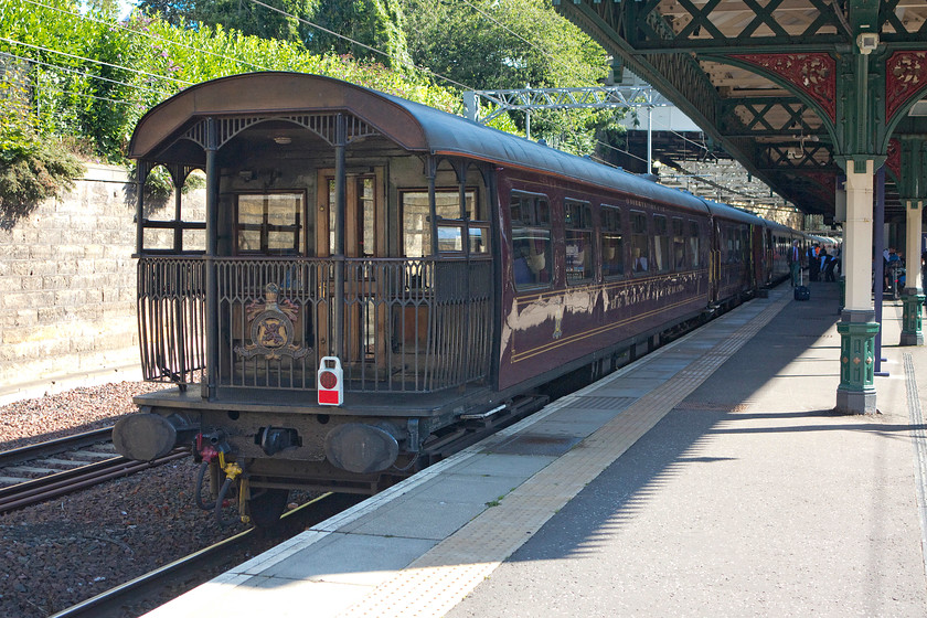 99965, return leg of The Highland Journey, Dundee-Edinburgh Waverley (1H84), Edinburgh Waverley station 
 Having recently arrived and with its passengers and crew disembarking, The Highland Journey tree-day tour of Scotland has come to an end. At the rear of the train is this impressive and unusual observation car 99965. The train's final leg was in from Dundee this morning and it is seen standing at Edinburgh Waverley's platform 19. 
 Keywords: 99965 The Highland Journey Dundee-Edinburgh Waverley 1H84 Edinburgh Waverley station