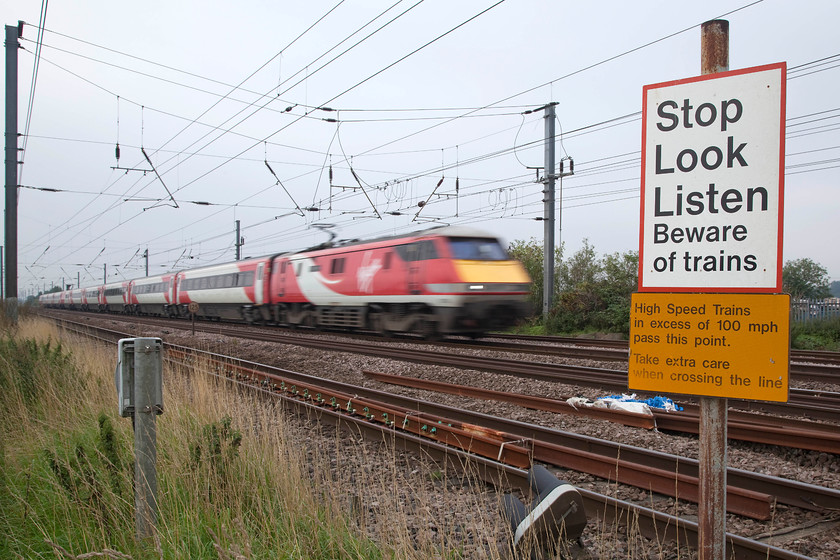 Class 91, GR 09.03 London Kings Cross-Leeds (1D07, 2L), Biggleswade TL192433 
 The message is clear here at Smarts foot crossing south of Biggleswade. An unidentified named class 91 leads the 09.03 King's cross to Leeds at speed past the crossing. Network Rail's risk assessment describes the crossing as having an 'Individual risk rating: B (Very High)' but also notes that there has been no near miss, misuse or accident history. 
 Keywords: Class 91 1D07 Biggleswade TL192433