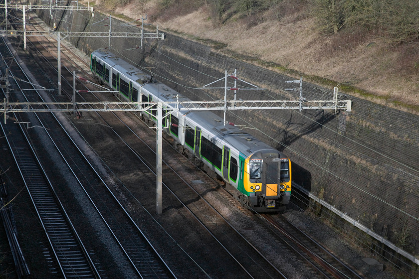 350263, LN 12.26 Northampton-MKC (5K20, 7L), Roade Cutting 
 350263 catches some sunlight in the depths of Roade Cutting running as 5K20, the 12.26 Northampton to Milton Keynes Central ECS working. 
 Keywords: 350263 5K20 ECS Roade Cutting