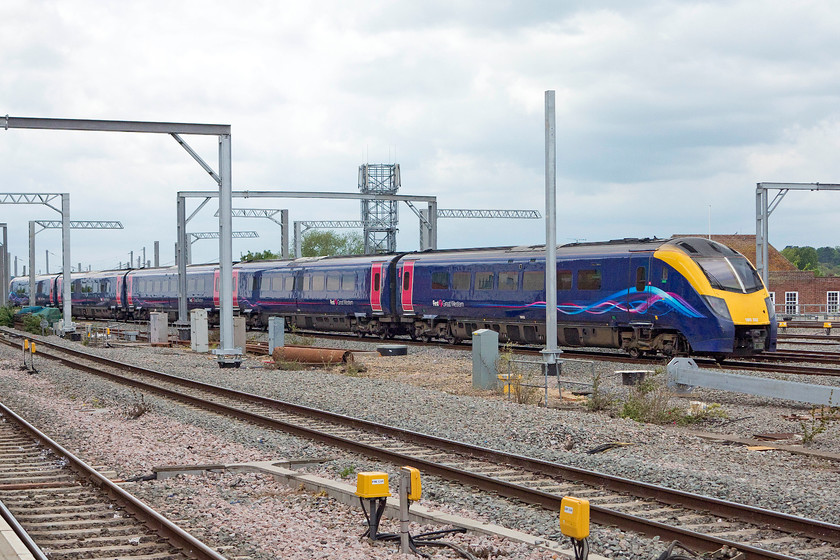 180102, GW 12.09 Hereford-London Paddington (1P51), Reading station 
 Great Western still retains a small number of the class 180 Adelantes for some of their cross-country services. However, with the introduction of the IETs it is likely that they will go off-lease sooner than later. 180102 arrives at Reading station forming the 1P51 12.09 Hereford to London Paddington. 
 Keywords: 180102 12.09 Hereford-London Paddington 1P51 Reading station