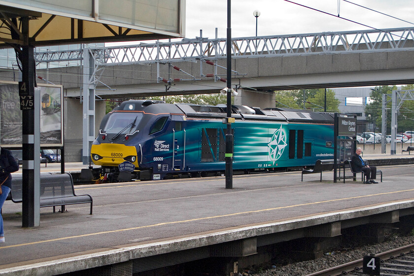 68009, 10.00 Willesden-Crewe Gresty Bridge (0Z68), Milton Keynes station 
 Not the finest picture of 68009 'Titan' but my first so it has made the cut! It is seen passing northwards through Milton Keynes as the 0Z68 10.00 Willesden to Gresty Bridge light engine move. 
 Keywords: 68009 10.00 Willesden-Crewe Gresty Bridge 0Z68 Milton Keynes station Titan