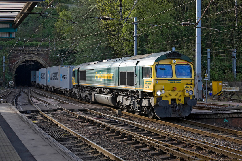 66543, 04.24 Tilbury-Felixstowe North (4R98), Ipswich station 
 66543 emerges from Ipswich tunnel to pass the through the station leading the 04,24 Tilbury to Felixstowe Freightliner service. I am not at all sure as to why a Freightliner service conveys boxes between two terminals so close to each other; can anybody advise? 
 Keywords: 66543 04.24 Tilbury-Felixstowe North 4R98 Ipswich station Freightliner