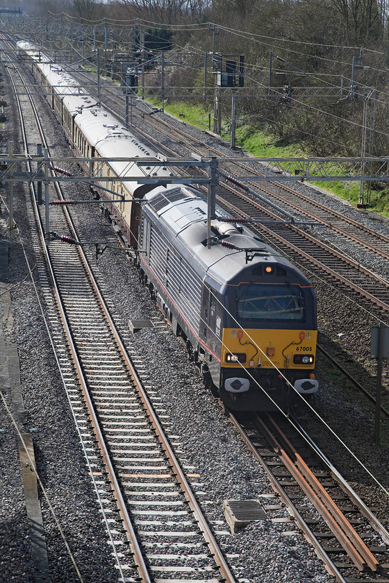 67005, 08.14 London Victoria-Runcorn Nagex (1Z39), Victoria bridge 
 As this was Grand National day, there was a charter carrying race-goers from Victoria to Runcorn for onward transportation to Aintree. here, the 08.14 Victoria to Runcorn running as 1Z39 passes Victoria bridge lead by 67005 'Queens's Messenger' . 
 Keywords: 67005 08.14 London Victoria-Runcorn 1Z39 Victoria bridge