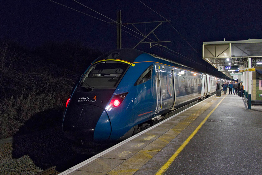 807001, VT 06.36 London Euston-Liverpool Lime Street (1F11, RT), Milton Keynes Central station 
 In early January it is not light even by nearly 07.15 but for some very blue light in the northwestern sky as seen in this image at Milton Keynes station. 807001 has just arrived with the 06.36 Euston to Liverpool Avanti service on this bitterly cold winter's morning. 
 Keywords: 807001 06.36 London Euston-Liverpool Lime Street 1F11 Milton Keynes Central station Avanti West Coast Evero