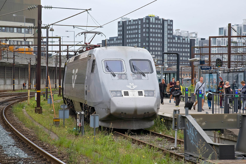 2036, 11.21 Stockholm-Copenhagen Central, Copenhagen Central station 
 The 11.21 from Stokholm has just terminated at Copenhagen Central station with passengers disembarking. The service has been worked by one of Swedish Railway's (SJ) X2 high-speed trainset number 2036. Unlike the latest generation of high-speed electric trains, including our own Pendolinos, I think that these units are rather ugly, a situation not helped by the rather dowdy colour scheme. However, having said this they do date from a different evolutionary era being introduced during the eraly 1990s. 
 Keywords: 2036 11.21 Stockholm-Copenhagen Central Copenhagen Central station