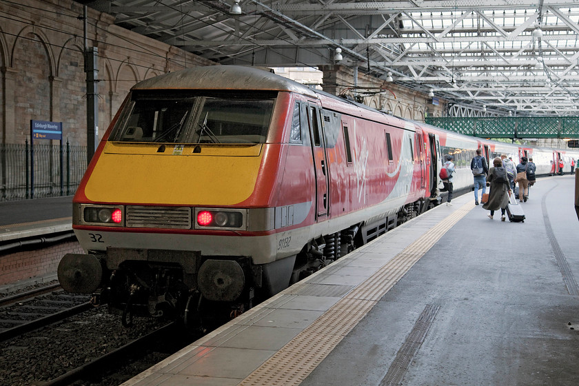 91132, GR 09.00 Edinburgh Waverly-London King`s Cross (1E08), Edinburgh Waverley station 
 The first up Sunday London train waits to leave Edinburgh Waverley with 91132 about to do all the work at the rear. The 1E08 is the 09.00 to King's Cross and is seen at platform two approximately three minutes prior to departure. 
 Keywords: 91132 09.00 Edinburgh Waverly-London King`s Cross 1E08 Edinburgh Waverley station