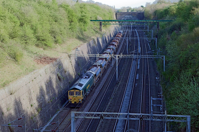 66547 & 66525, 15.11 Bescot-Bletchley (6Y59), Roade Cutting 
 66547 is dead in tow at the rear of the 15.11 Bescot to Bletchley ballast train giving no help to 66525 up at the front. The engineers' train is seen passing trough Roade Cutting nearing the end of its journey from the West Midlands. 
 Keywords: 66547 66525 15.11 Bescot-Bletchley 6Y59 Roade Cutting