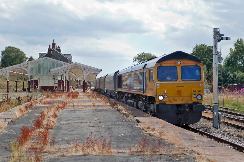 66722, 09.29 Doncaster Down Decoy-Arcow Quarry (6M31), Hellifiled station 
 66722 'Sir Edward Watkin' passes through Hellifield station at some considerable speed leading the 6M31 09.29 Doncaster to Arcow quarry. Even though it was running empty to Arcow Quarry near Horton in Ribblesdale it would still have to toil hard on the lower gradients of the Settle and Carlisle. 
 Keywords: 66722 09.29 Doncaster Down Decoy-Arcow Quarry 6M31 Hellifiled station