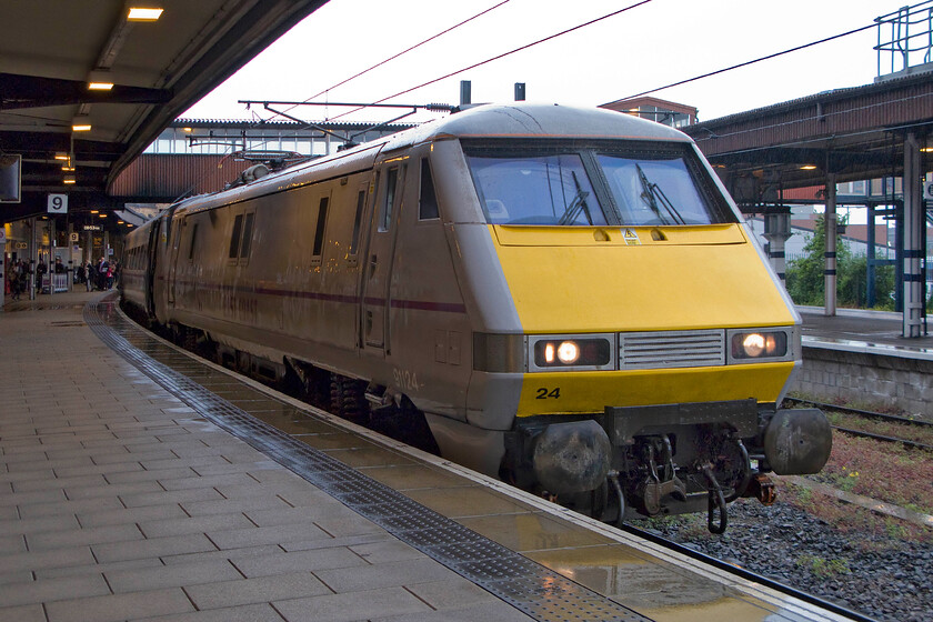 91124, GR 07.00 London King's Cross-Edinburgh Waverley (1S05), York station 
 91124 pauses at York's platform nine leading the 07.00 King's Cross to Edinburgh Waverley East Coast service. This photograph could well have been taken sometime in December given the dire lighting but it is in fact the last week in May less than a month off the longest day! 
 Keywords: 91124 07.00 London King's Cross-Edinburgh Waverley 1S05 York station East Coast Class 225 InterCity