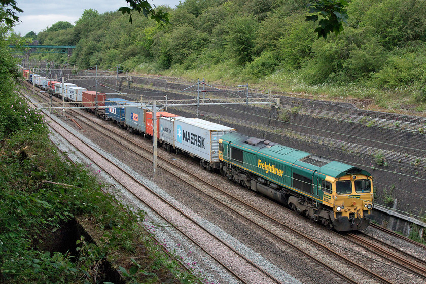 66555, 12.57 Birch Coppice-Felixstowe North (4L57, 8E), Roade cutting 
 66555 has been a regular performer in recent months on various Freightliner services through Roade. It is seen here leading the pretty well loaded 4L57 12.57 Birch Coppice to Felixstowe through Roade cutting. With the following 4L92 just north of Northampton meant I had enough time to get to the next bridge up the line if I was to take a pretty rapid 'power walk'! 
 Keywords: 66555 12.57 Birch Coppice-Felixstowe North 4L57 Roade cutting Freightliner