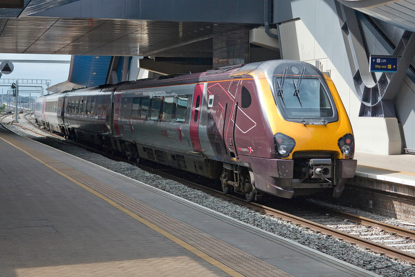 220030, XC 13.46 Southampton Central-Edinburgh (1S52), Reading station 
 222030 sits under Reading station's large new pedestrian bridge as its crew change ends reading to work the train forwards as the 13.46 Southampton Central to Edinburgh. Another brief glimpse of the sun has lightened the otherwise rather flat scene. 
 Keywords: 220030 13.46 Southampton Central-Edinburgh 1S52 Reading station