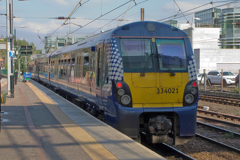 334021, SR 16.41 Edinburgh Waverley-North Berwick (2Y10), Edinburgh Waverley station 
 334021 waits at the far eastern end of Edinburgh Waverley's extra-long platform eleven to leave with the 16.41 to North Berwick. The train cleaner's trolley can be seen on the platform whilst the train is being prepared. 
 Keywords: 334021 16.41 Edinburgh Waverley-North Berwick 2Y10 Edinburgh Waverley station ScotRail Juniper