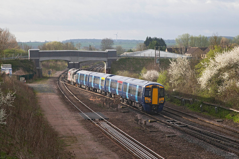 37800 & 375811, 05.43 Derby Litchurch Lane-Ramsgate EMUD (5Q57), Sharnbrook Junction Tl002598 
 37800 and 378811 crosses from the up fast to the up slow at Sharnbrook Junction. The Electrostar is returning to its home depot at Ramsgate having been refurbished by Bombardier at Derby. This was one of many such moves that involved the overhaul of the entire class that took over a year. 
 Keywords: 37800 375811 5Q57 Sharnbrook Junction Tl002598