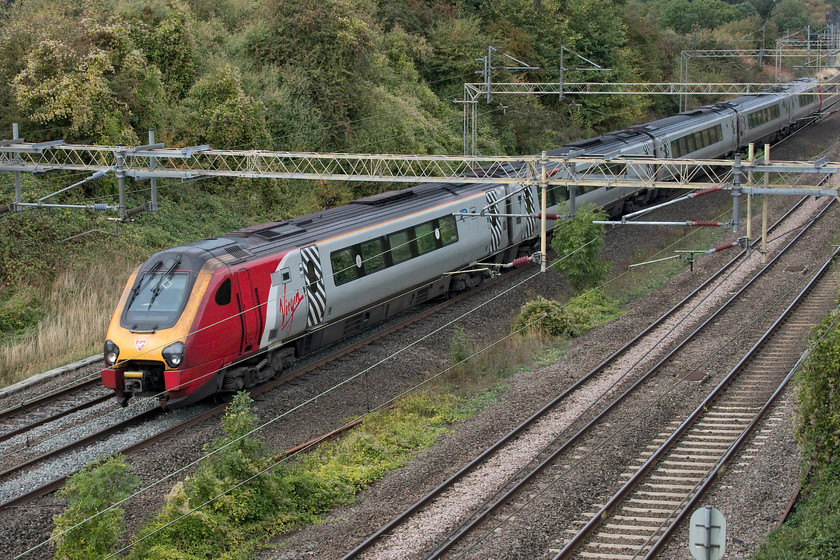 221112, VT 11.28 Chester-London Euston (1A19, 1E), Victoria Bridge 
 221112 '	Ferdinand Magellan' heads past Victoria bridge between Northampton and Milton Keynes with the 11.28 Chester to Euston. 
 Keywords: 221112 1A19 Victoria Bridge