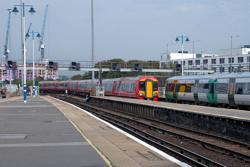 387219, GX 09.59 London Victoria-Brighton (1W38, 10L) & 377320, SN 11,06 Brighton-Seaford (2C24, 1E), Brighton station 
 At the far northern end of Brighton station two Electrostars pass. To the left Gatwick Express' 387219 arrives with the 09.59 from London Victoria whilst to the right 377320 will soon leave working the 11.06 local service to Seaford via Lewes and Newhaven Town. 
 Keywords: 387219 09.59 London Victoria-Brighton 1W38 377320 11,06 Brighton-Seaford 2C24 Brighton station Gatwick Express Southern Electrostar