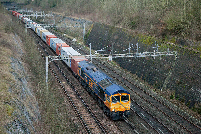 66729, 10.46 Felixstowe North-Hams Hall FLT (4M23), Roade Cutting 
 66729 'Derby County' leads the 10.46 Felixstowe North to Hams Hall Freightliner through Roade Cutting. 66729 was named in a ceremony at Derby attended by Nigel Clough in April 2010. It was named to commemorate GBRF's contract with Bombardier to deliver the new London Underground stock. 
 Keywords: 66729 4M23 Roade Cutting