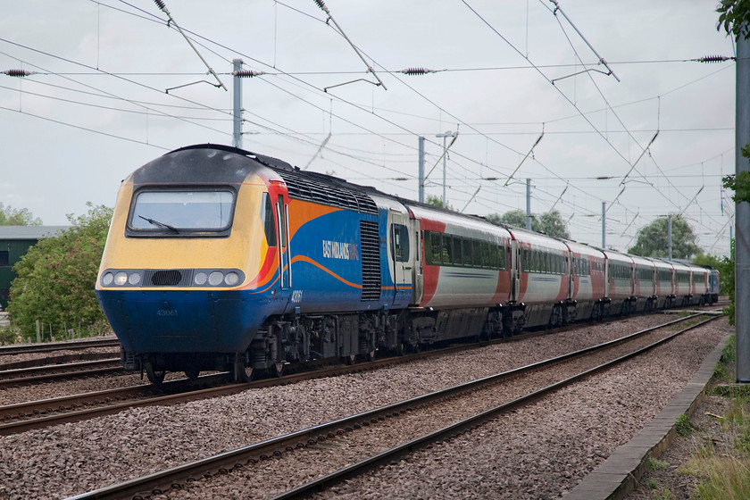 43061 & 43059, GR 07.00 Hull-London Kings Cross (1A12, RT), Gills Crossing 
 The power cars are on-hire from EMT, the stock is pure VTEC. The mixed coloured combo heads south past Gill's Crossing at Offord Cluny with the 07.00 Hull to King's Cross powered by 43061 and 43059. 
 Keywords: 43061 43059 1A12 Gills Crossing