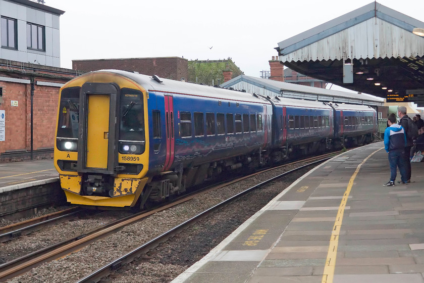 159959, GW 14.50 Great Malvern-Weymouth (2O94, 16L), Worcester Foregate Street station 
 Having reversed at Great Malvern 159959 arrives 'wrong-line' at Worcester Foregate Street working the return 14.50 to Weymouth. It will run up to Shrub Hill station on this line and then onwards to Gloucester Bristol, Westbury, Castle Cary, Yeovil and on finally to Weymouth. 
 Keywords: 159959 2O94 Worcester Foregate Street station