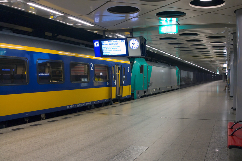 186 207, 09.22 Amsterdam Central-Brussels Midi (IC 9224), Schiphol Airport station 
 In the subterranean station at Schiphol Airport 186 207 waits to leave with the IC 9224 service to Brussels Midi. We travelled on this service the short distance from Amsterdam Central station. 
 Keywords: 186 207 09.22 Amsterdam Central-Brussels Midi IC 9224 Schiphol Airport station