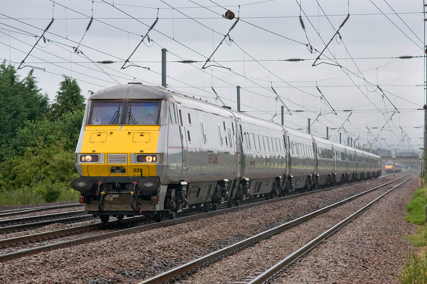 82228, GR 05.59 Newcastle-London King`s Cross (1Y08), Holme Green crossing TL192426 
 As the 08.06 King's Cross to Leeds disappears into the distance approaching Biggleswade station the 05.59 Newcastle to King's Cross is about to pass my spot at Holme Green crossing. The IC225 set still wears its East Coast livery and branding some four months after the state-owned operated relinquished its operations to Virgin East Coast. The 1Y08 express is lead by DVT 82228.

There is an audio recording of this event on my youtube channel, see.... https://youtu.be/CsarimQw57E 
 Keywords: 82228 05.59 Newcastle-London King`s Cross 1Y08 Holme Green crossing TL192426 IC225 DVT