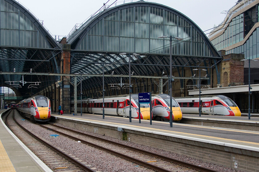 801122, GR 12.00 Edinburgh Waverley-King's Cross (1E14, 3E), 800106, GR 17.18 King's-Hull (1H10,1E), 80X, GR 17.00 King's Cross-Edinburgh Waverley (1S26, 1E) & 800109, GR 16.55 King's Cross-Bounds Green (5Y34, RT), King's Cross station 
 The new lineup at Kings Cross is fully established as is seen in this typical scene. From left to right the line up is.

- 801102, 12.00 ex Edinburgh Waverley (1E14)
- 800106, 17.18 to Hull (1H10)
- 80XXXX, 17.00 to Edinburgh Waverley (1S26)
- 800109, 16.55 to Bounds Green ECS (5Y34 
 Keywords: 801122 12.00 Edinburgh Waverley-King's Cross 1E14 800106 17.18 King's-Hull 1H10 Class 800 17.00 King's Cross-Edinburgh Waverley 1S26 800109 16.55 King's Cross-Bounds Green 5Y34 King's Cross station LNER Azuma