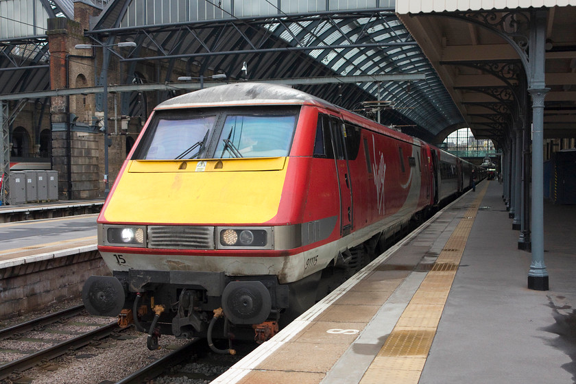 91115, GR 11.30 London King`s Cross-Edinburgh (1S15, RT), London King`s Cross station 
 91115 'Blaydon Races' is ready for the RA at King's Cross with the 1S15 to Edinburgh Waverley. The name Blaydon Races is associated forever with Tyneside, the song being regarded as its unofficial anthem. It is also widely sung by Newcastle United fans. 
 Keywords: 91115 Blaydon Races 1S15 London King's Cross station