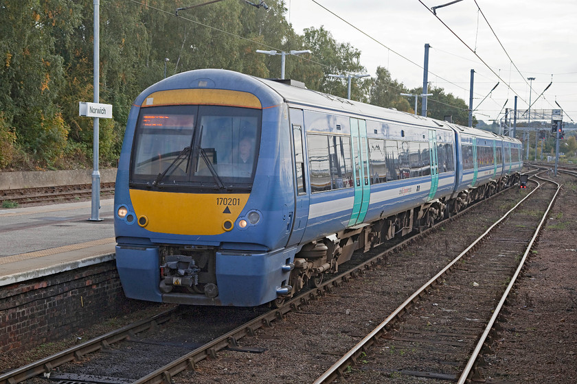 170201, LE 11.17 Great Yarmouth-Norwich (2P17), Norwich station 
 170201 arrives at Norwich station with the 11.17 from Great Yarmouth. This 2P17 service connects with the 12.00 to Liverpool Street giving passengers about ten minutes to change platforms and get on the London train. 
 Keywords: 170201 11.17 Great Yarmouth-Norwich 2P17 Norwich station