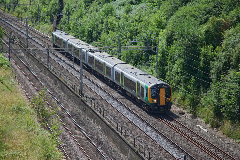 350109, LM 10.46 London Euston-Rugby (Cancelled Rugby-Crewe) (1U31, 17L), Roade Cutting 
 350109 takes the down fast through Roade Cutting with the 10.46 Euston to Crewe working. Like its up counterpart earlier in the morning, there was a problem somewhere that caused this service to terminate at Rugby and that was 17 minutes late too. I never did get to the bottom of what caused all the IT issues on this particular morning and why trains were so late or even being altered so much; I hope that the passengers were better informed? 
 Keywords: 350109 1U31 Roade Cutting