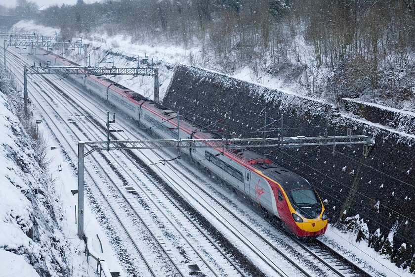 Class 390, 12.37 London Euston-Manchester Piccadilly, Roade cutting