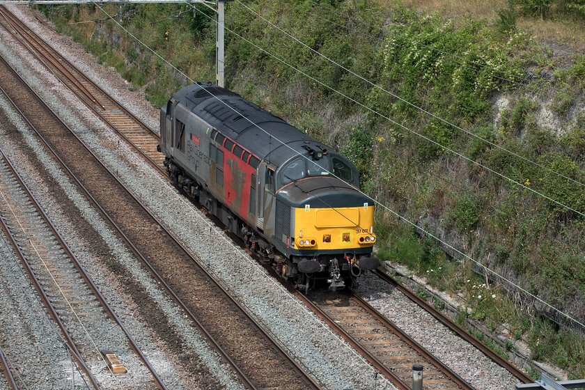 37611, 12.04 Derby RTC-Wembley Yard (0H72, 47E), Hyde Road bridge 
 37611 'Pegasus' passes through Roade taken from Hyde Road bridge as the 12.04 Derby RTC to Wembley Yard 0H72 light engine move. This is not particularly unusual with a ROG Class 37 often found in Wembley Yard. However, what is unusual is that the move is taking place on a Sunday with them usually taking place during the week. 
 Keywords: 37611 12.04 Derby RTC-Wembley Yard 0H72 Hyde Road bridge Pegasus Rail Operations Group ROG