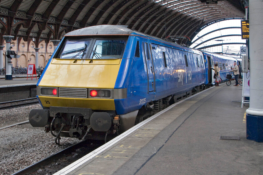 8. 91125, GR 06.55 Edinburgh W-London King's Cross (1E04), York station