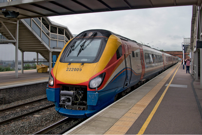 222009, 09.05 London St. Pancras-Sheffield (1D16, 4L), Loughborough station 
 As part of the split ticketing that I used to plan the journey from Wellingborough to Wakefield, we had to make a change at Loughborough. Having just alighted from 222009 it is seen leaving Loughborough station forming the 09.05 St. Pancras to Sheffield. 
 Keywords: 222009 09.05 London St. Pancras-Sheffield 1D16 Loughborough station EAST Midlands Railway EMR Meridian