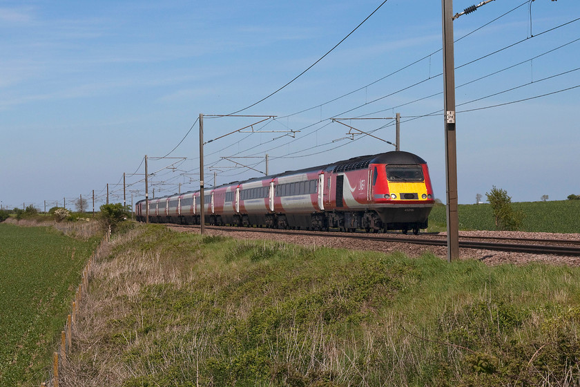 43296 & 43313, GR 13.08 York-London King`s Cross (1Y84, 8L), Frinkley Lane crossing SK906436 
 Power car 43296 leads the 13.08 York to King's Cross past Frinkley Lane crossing just south of Claypole. It is services such as this one that will be the first to go over to Azumas in the coming few weeks making the HSTs and class 91/Mk. IV combos redundant as they do so. The future for these aging and, it has to be said, a little tired HSTs is unclear as they are returned to their owner, Angel Trains. 
 Keywords: 43296 43313 13.08 York-London King`s Cross 1Y84 Frinkley Lane crossing SK906436