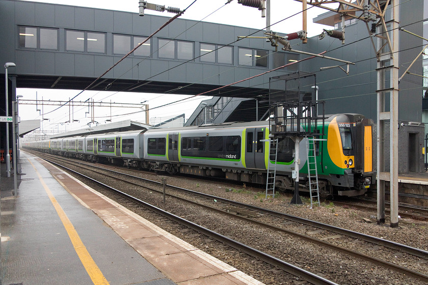 350123, LM 10.08 Northampton-London Euston (2N04), Northampton station 
 A three set class 350 combination sits at a quiet Northampton station with the Sunday 10.08 to London Euston. The relatively new station footbridge is clearly seen in the is image, rather utilitarian in its grey cladding but a significant improvement on the one it replaced just over a year prior to this picture being taken. 
 Keywords: 350123 10.08 Northampton-London Euston 2N04 Northampton station